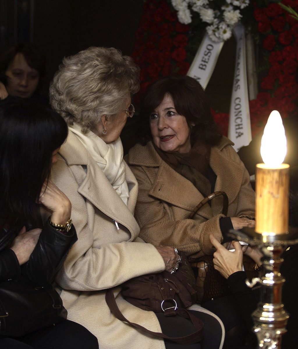 Concha Velasco y Pilar Bardem acuden a la capilla ardiente de Tony Leblanc