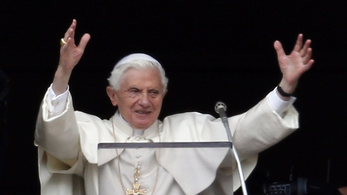 El papa Benedicto XVI durante la oración de su último ángelus