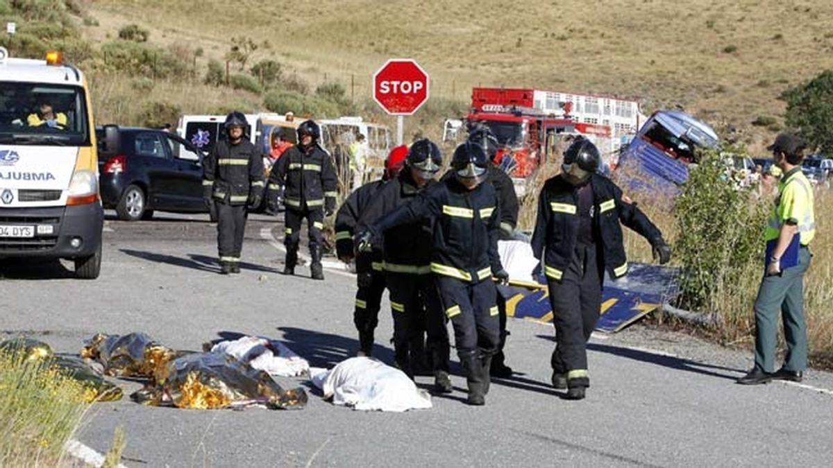 Nueve muertos tras volcar un autobús en Ávila Nueve muertos tras volcar un autobús en Ávila