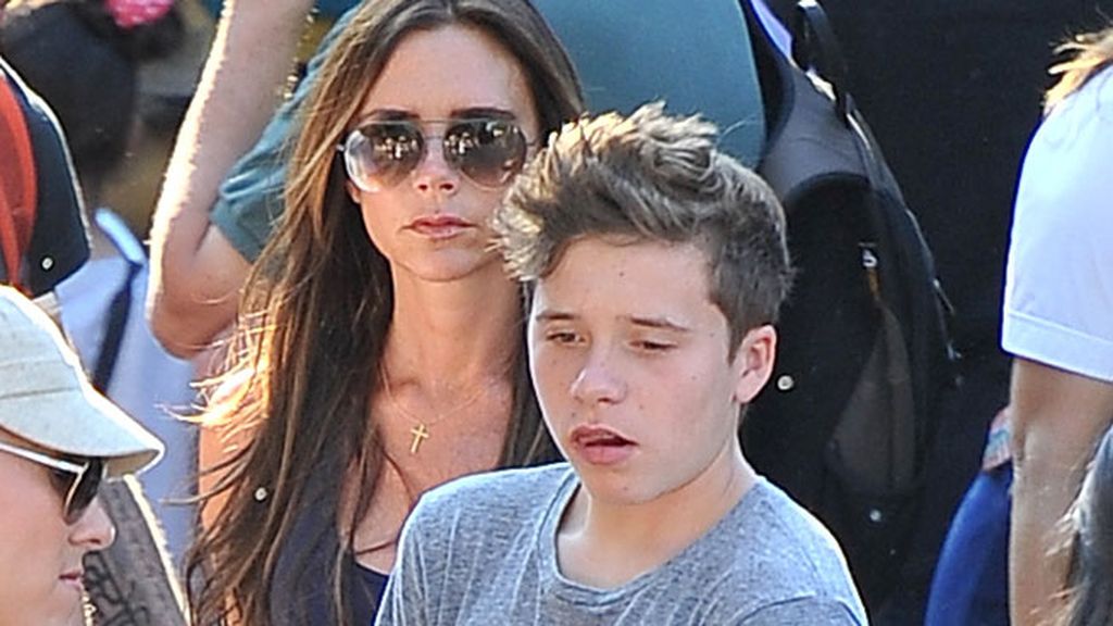 Los Beckham se lo pasan pipa en Disneyland mientras Victoria no cambia el gesto