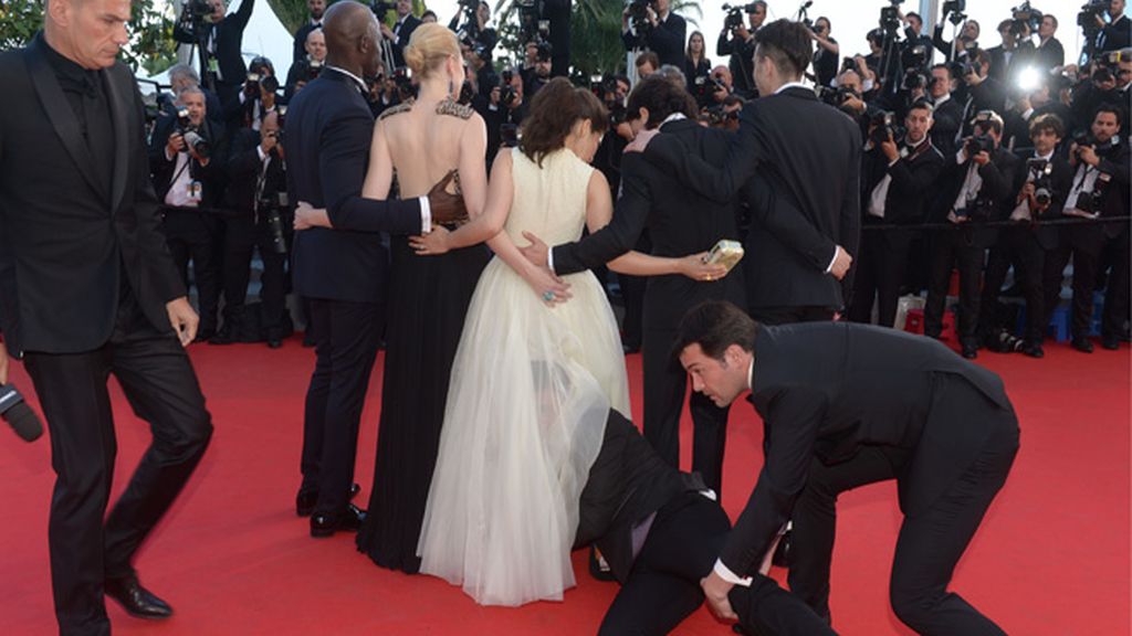 Un periodista ucraniano se mete bajo la falda de America Ferrera en Cannes