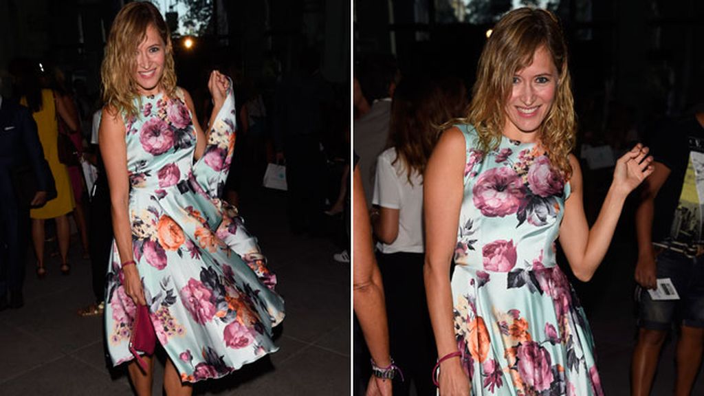 Divertida Marta Larralde, con un vestido floreado y de raso
