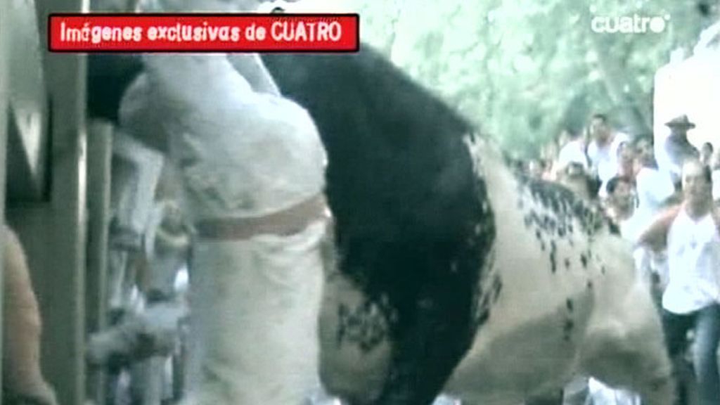 En la bajada al callejón uno de los corredores fue alcanzado en el muslo izquierdo y lanzado contra el suelo