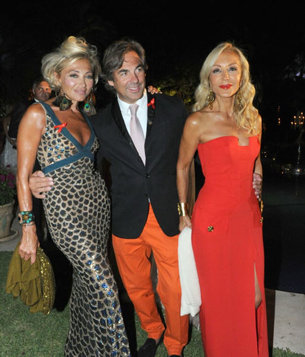 Carmen Lomana junto a una bronceadísima amiga y un hombre de pantalón butano