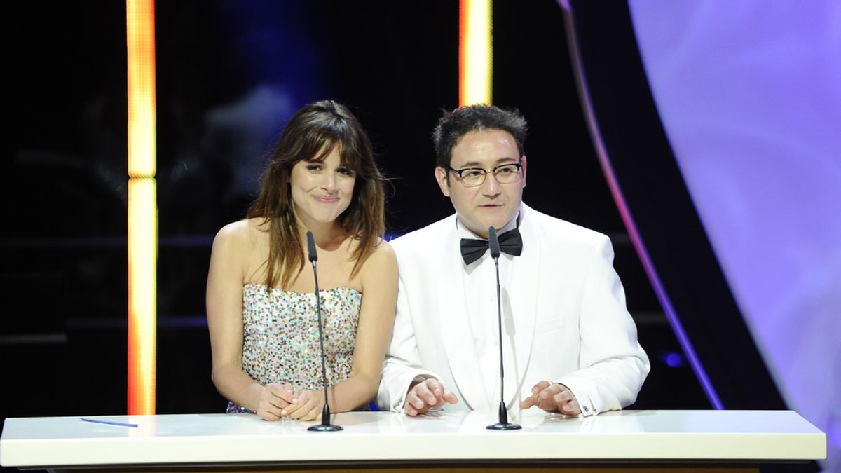Adriana Ugarte y Carlos Santos se equivocan al entregar el Premio a Mejor Canción Original