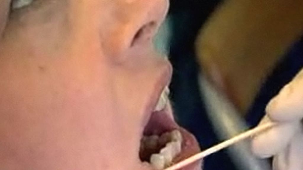 Nicky Taylor toma muestras de su nivel de suciedad antes de comenzar la investigación