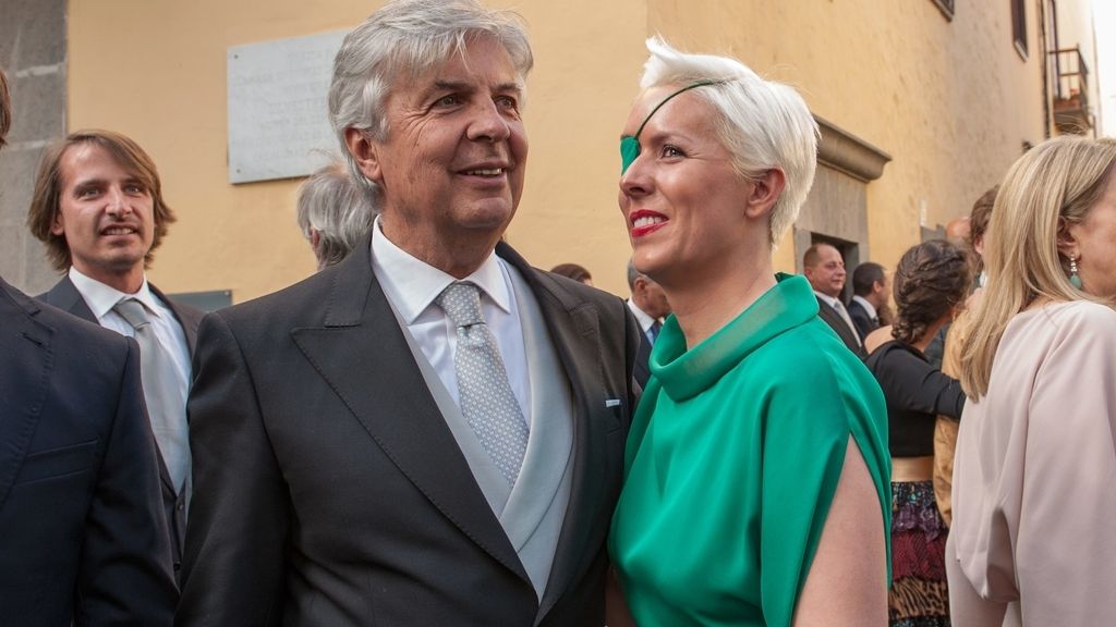 Con su padre, en una boda