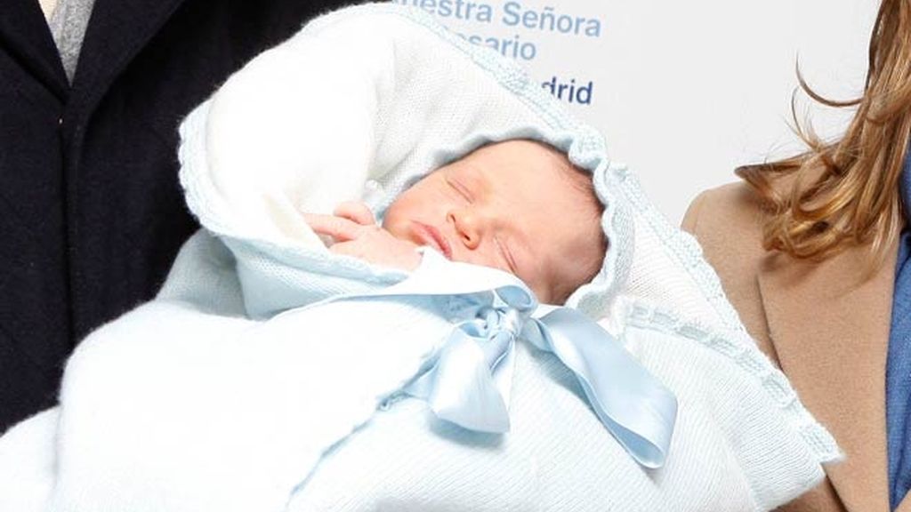 Ana y Alejandro presentan a Alonso, el último miembro del clan Aznar