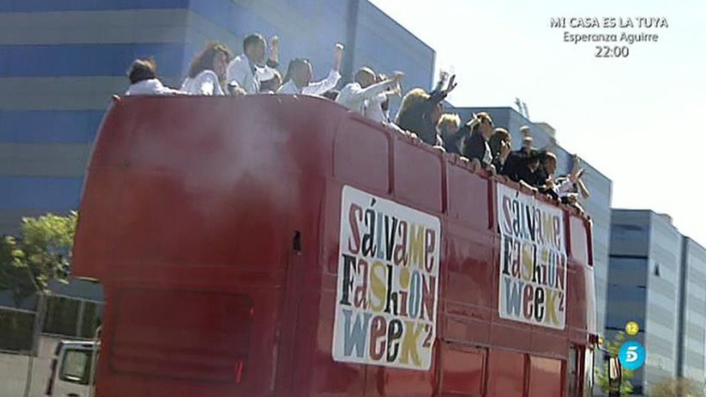 Los colaboradores de 'Sálvame' llegan a Telecinco en un bus de dos plantas