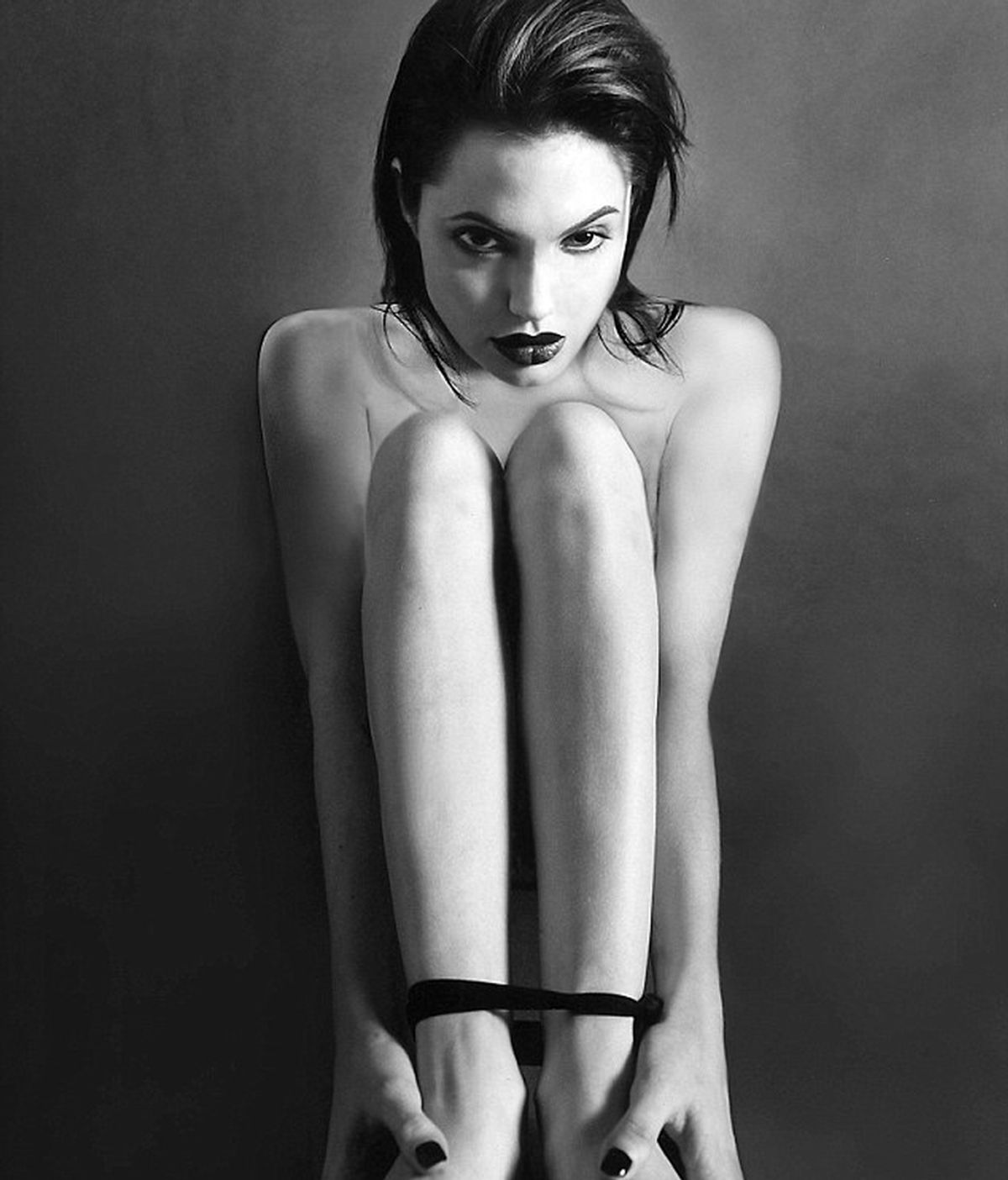 Salen a la venta fotografías de Angelina Jolie desnuda con 20 años