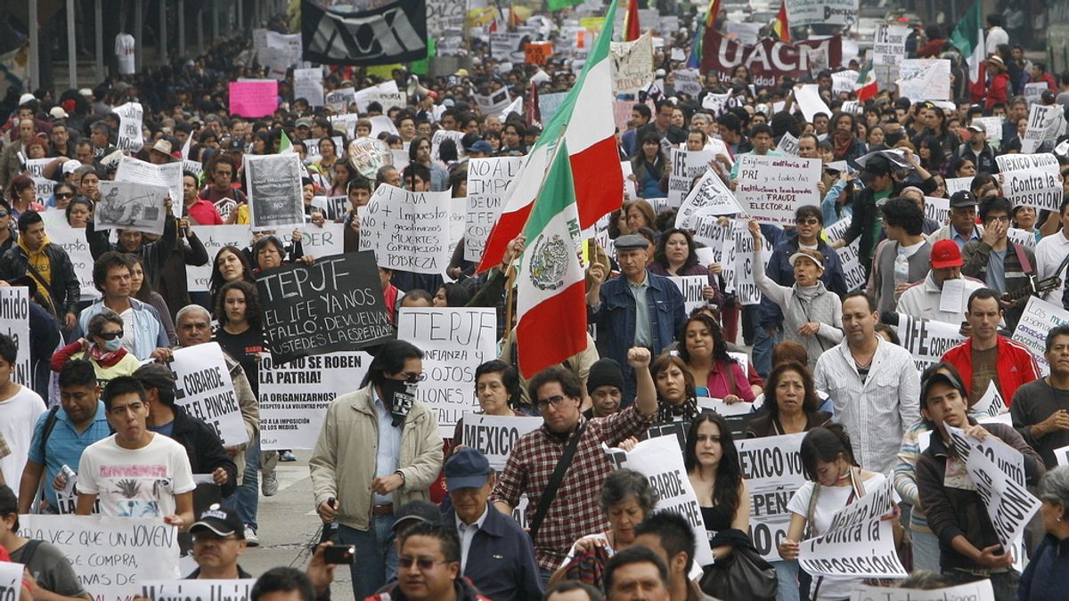 Más de 4.000 personas se manifiestan en la capital contra el presidente Peña Nieto