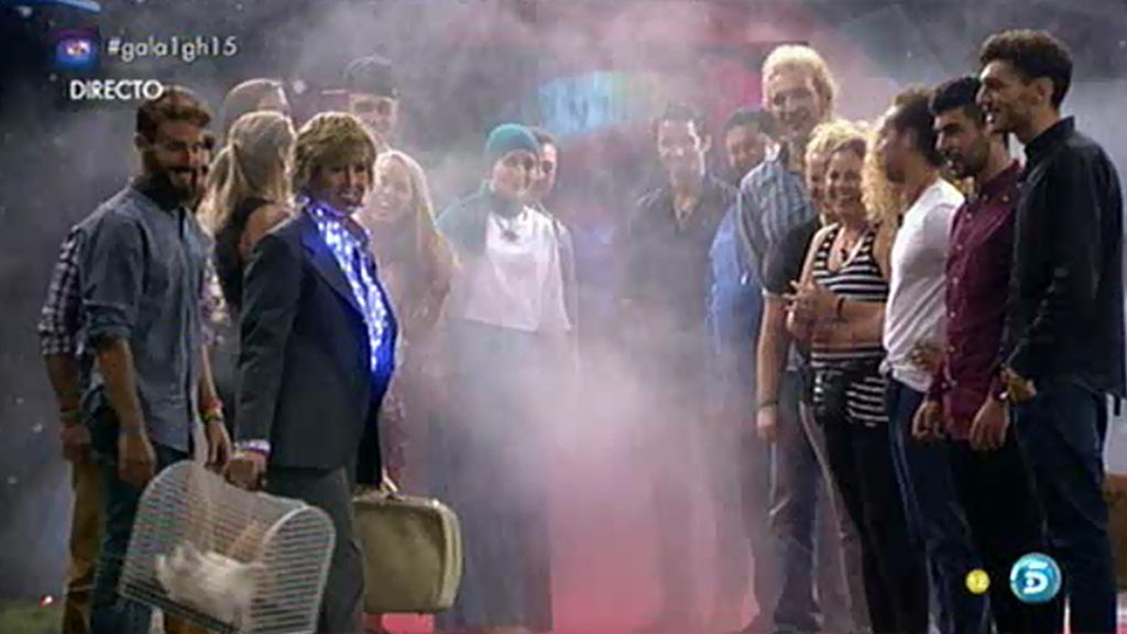 Mercedes entra acompañada de la gallina Falacia