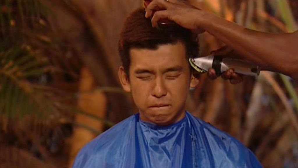 Un experto peluquero de la zona ha sido el encargado del corte de pelo