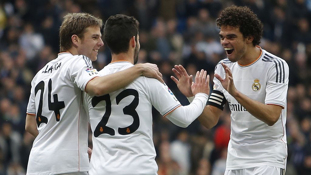 Los jugadores del Madrid celebran uno de los tantos ante el Elche