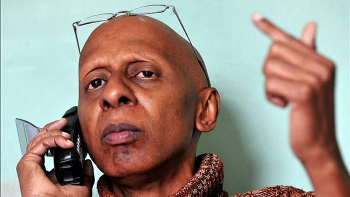 El disidente cubano Guillermo Fariñas habla por teléfono este viernes en su casa en Santa Clara, donde empezó una huelga de hambre en homenaje a la "inmolación" del opositor Orlando Zapata, fallecido el martes tras un ayuno voluntario de 85 días. EFE