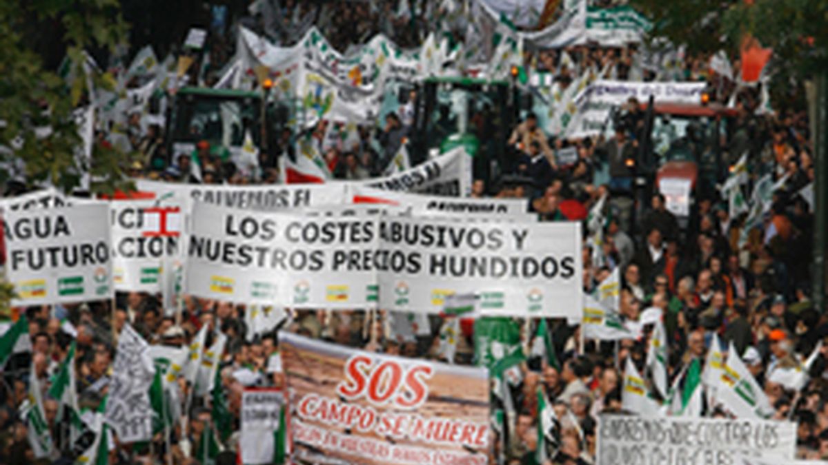 Miles de agricultores piden en Mérida la dimisión de Zapatero y Espinosa ante la mayor crisis del sector