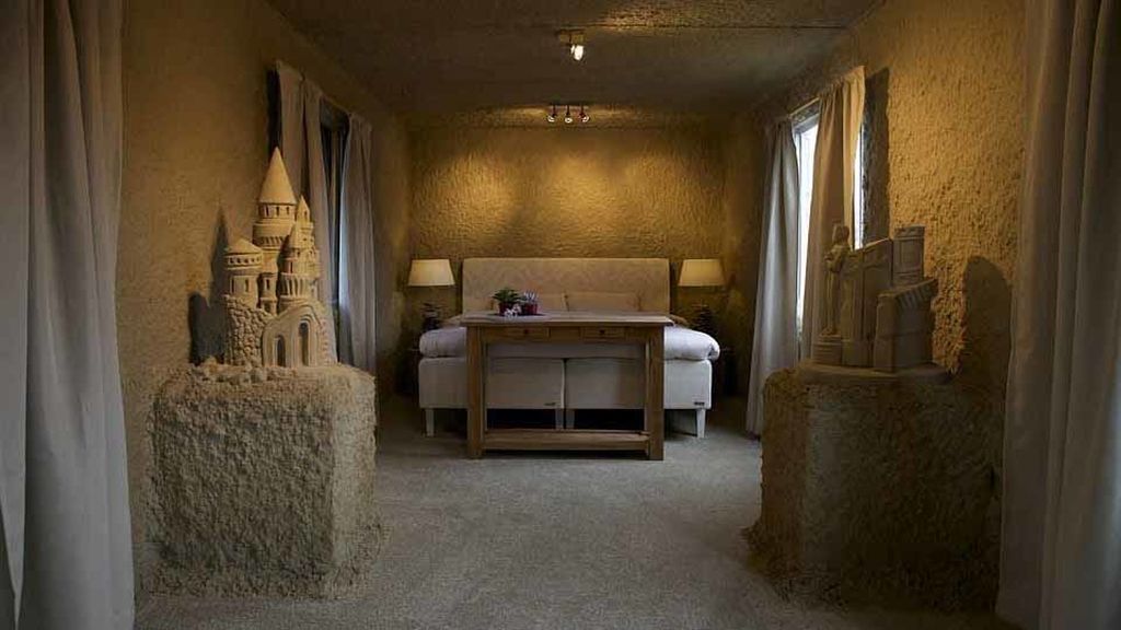 Zand Hotel ha creado dos construcciones de arena para que los turistas pasen la noche