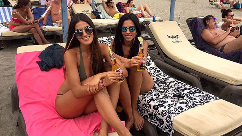 Playa, fiesta y bikini: así está siendo el verano de Lidia, la camarera de 'First dates'