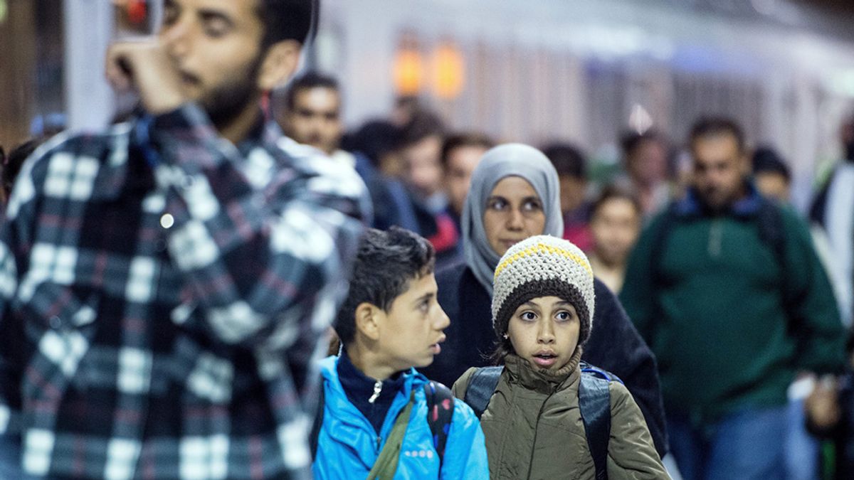 Una familia de refugiados llega a Colonia, Alemania