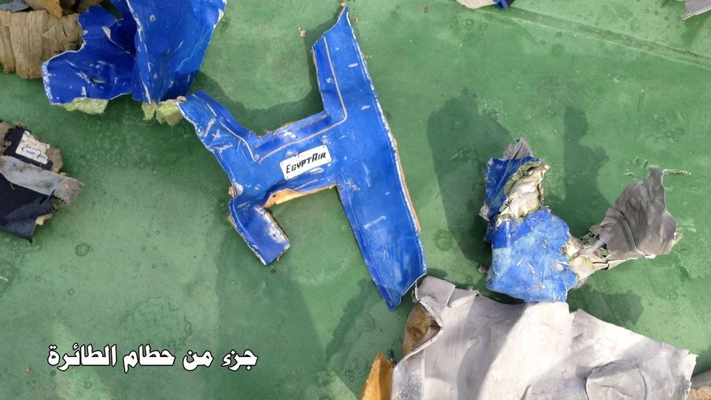 Se pueden ver restos de equipajes y fuselaje del avión
