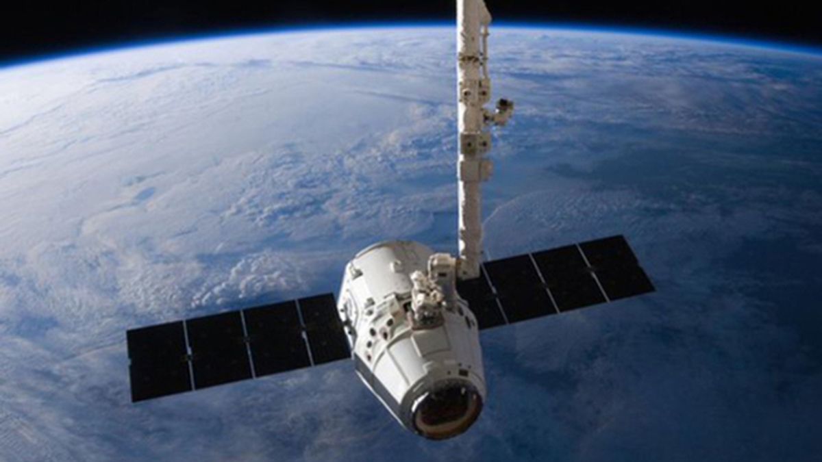 SpaceX Dragon acercándose a la Estación Espacial Internacional