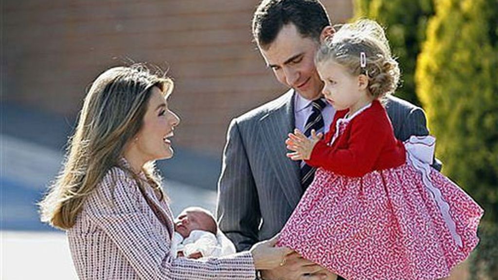 Junto a su hermana recién nacida