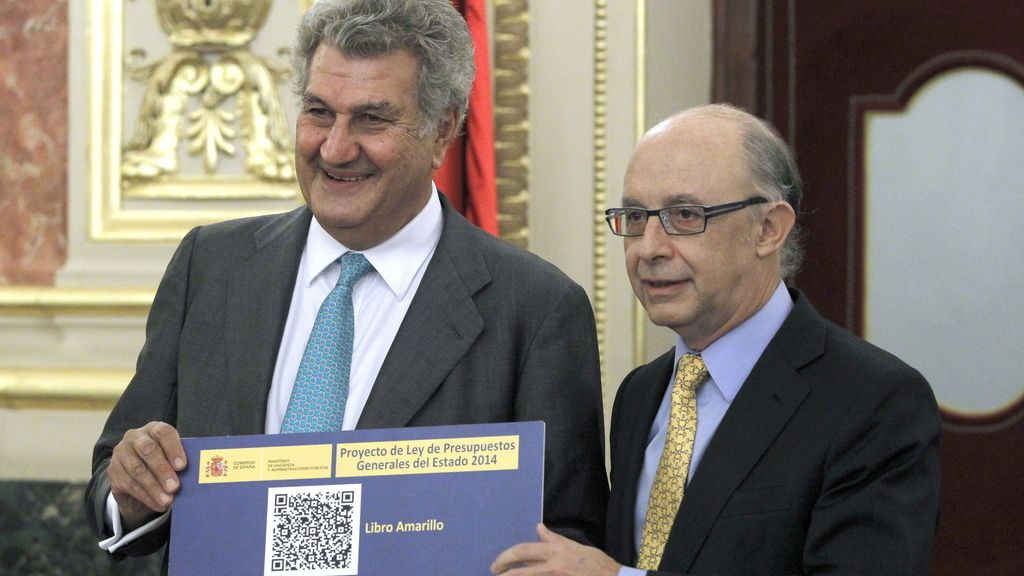 Montoro entrega los Presupuestos Generales del Estado para 2014 al presidente del Congreso, Jesús Posadas