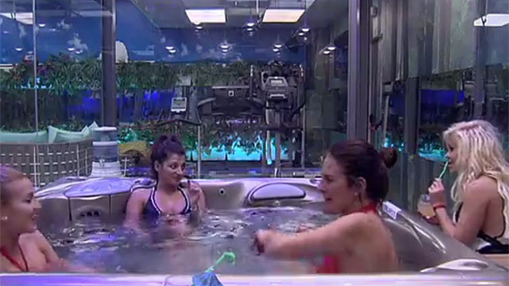 Confidencias y copas entre Ylenia, Chari, Ángela y Aguasantas