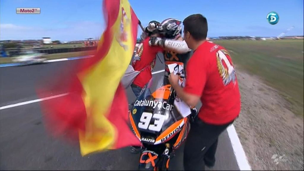 Marc Márquez detiene su moto para abrazarse a sus compañeros en Phillip Island