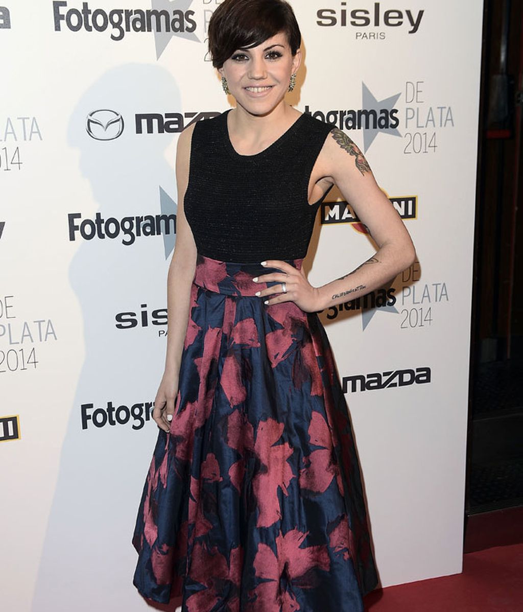 La sonriente Angy acudió sola a la gala