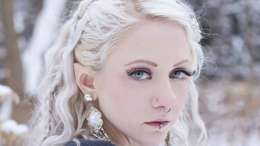 Se corta las orejas para parecer una Elfa