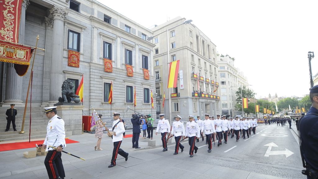 Cientos de personas saludan a los nuevos reyes