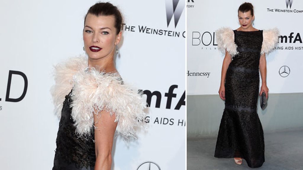 Milla Jovovich llevaba un vestido decorado con plumas