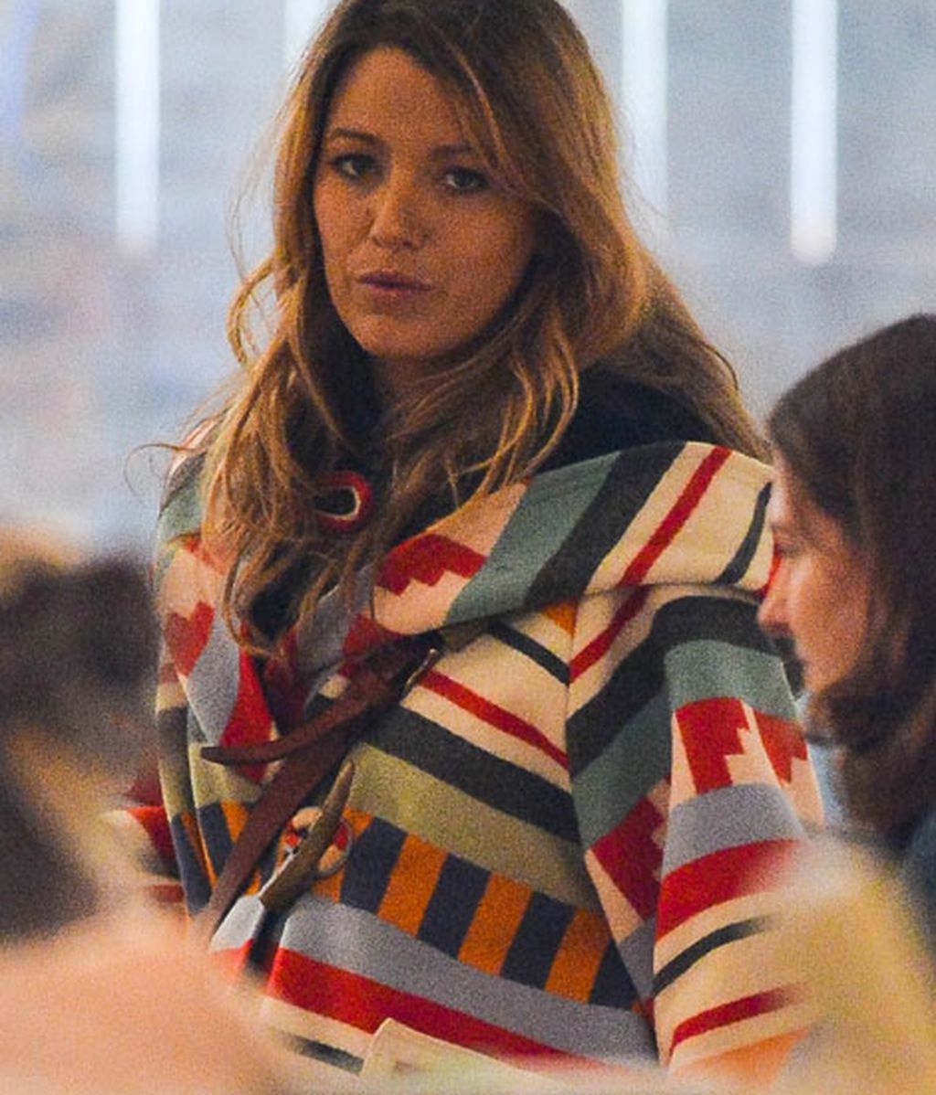 De gala, con abrigo étnico, con su chico, de blanco...