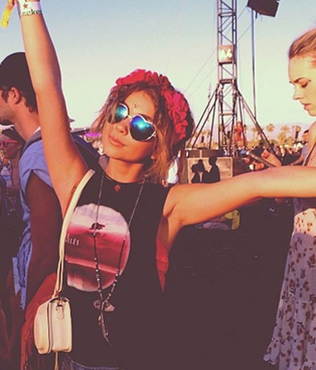 Sarah Hyland con tocado de flores