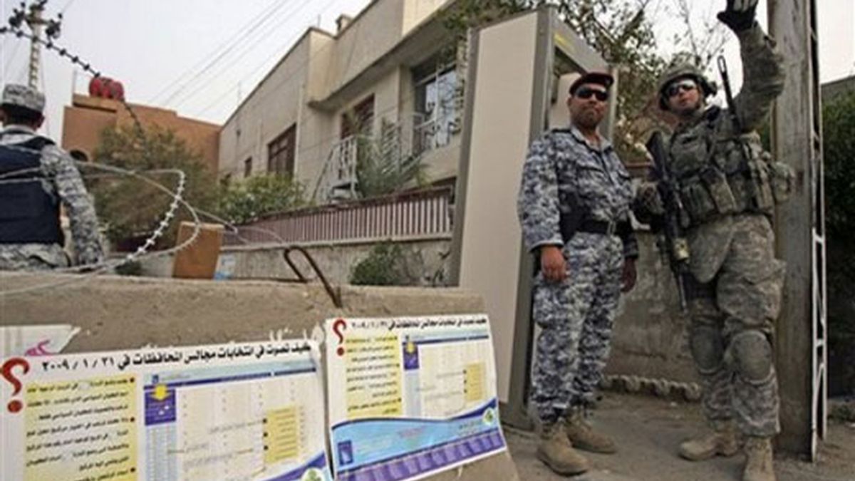 Los colegios electorales de 14 de las 18 provincias iraquíes han abierto esta mañana a las 07.00 hora local (04.00 GMT) en medio de estrictas medidas de seguridad. Vídeo: ATLAS
