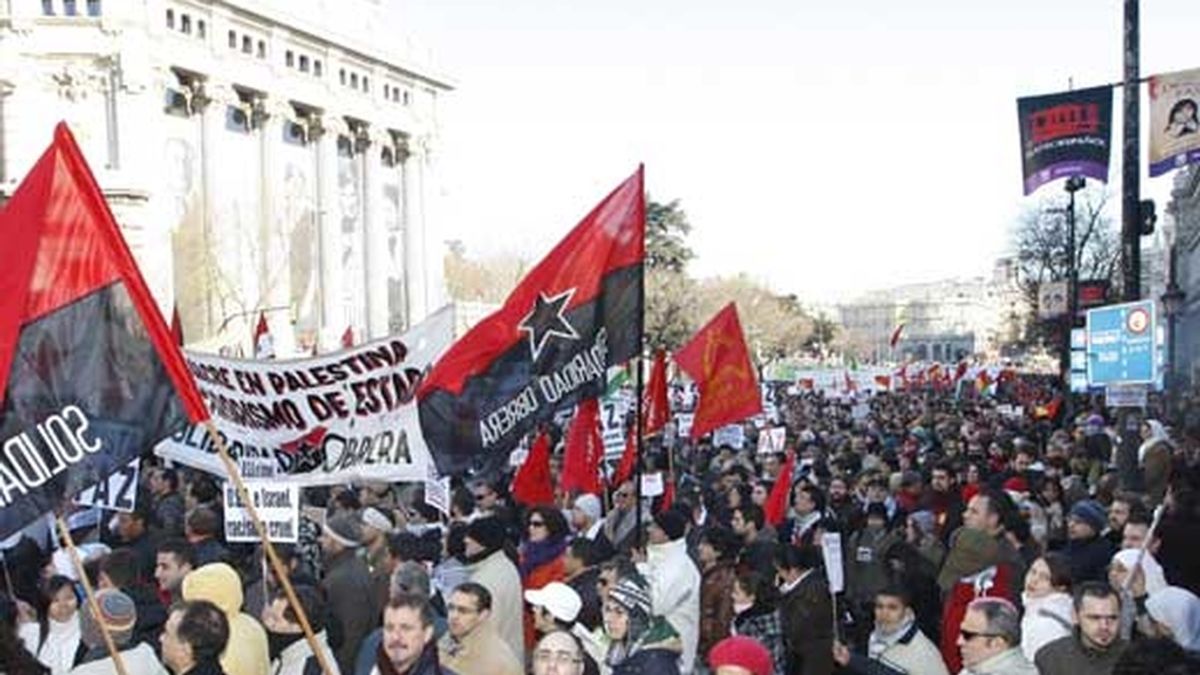 Asistentes a la manifestación convocada en Madrid con el lema 'Paremos el genocidio en Gaza' portan carteles con lemas e imágenes en su camino hacia la Puerta del Sol, donde se espera la lectura de un manifiesto. Foto: EFE
