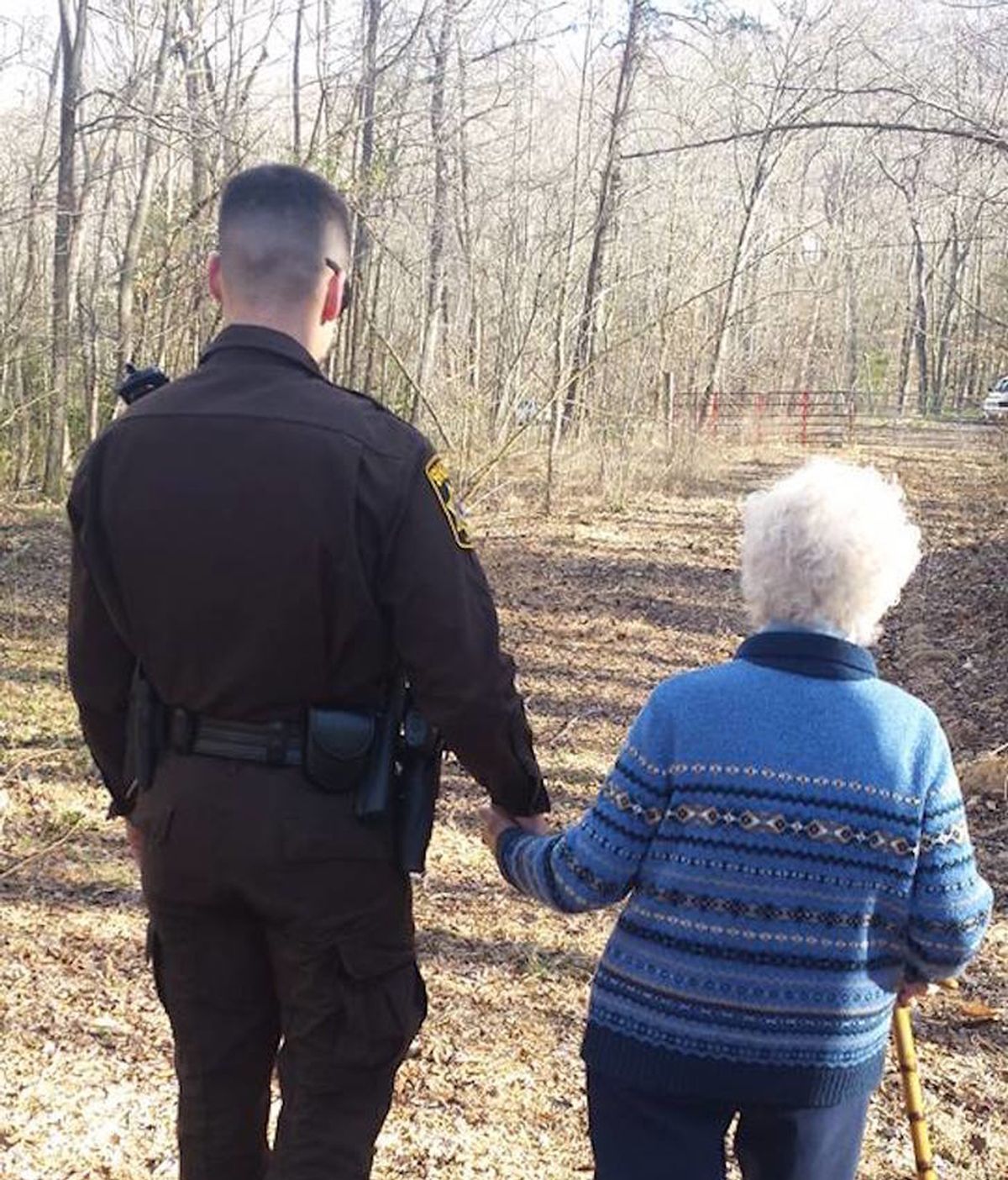 La anciana y el policía que han conmovido a las redes sociales