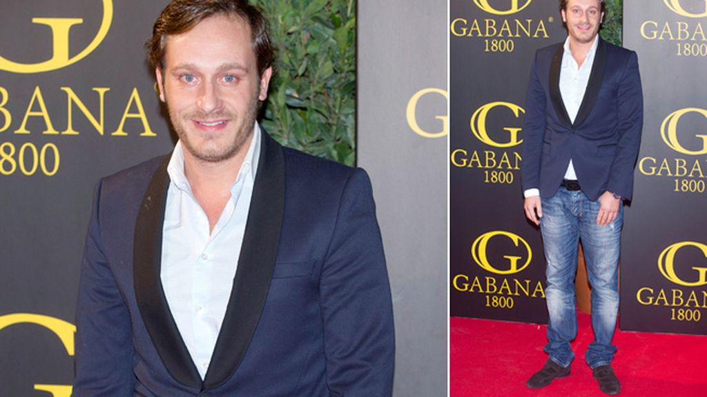 El cantante Juan Peña, con una camisa a juego con sus ojazos