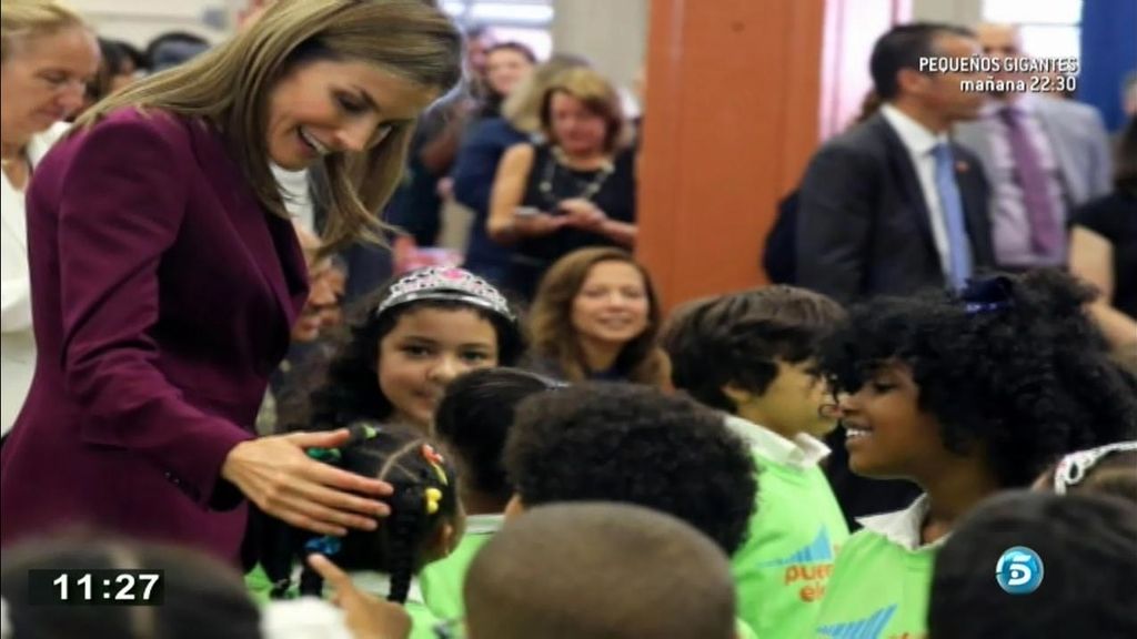 La Reina Letizia se apunta al 'selfie' en un colegio de Nueva York