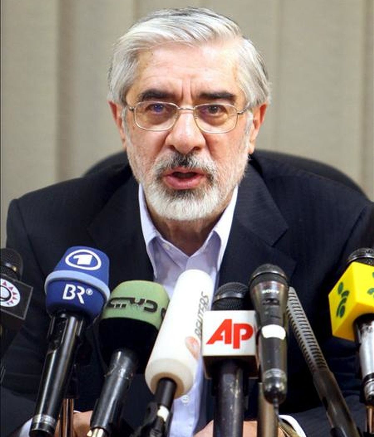 El candidato opositor reformista, Mir Husein Musaví, pidió hoy oficialmente al poderoso Consejo de Guardianes que anule los resultados de las elecciones presidenciales del pasado viernes debido a las supuestas irregularidades cometidas. EFE/Archivo