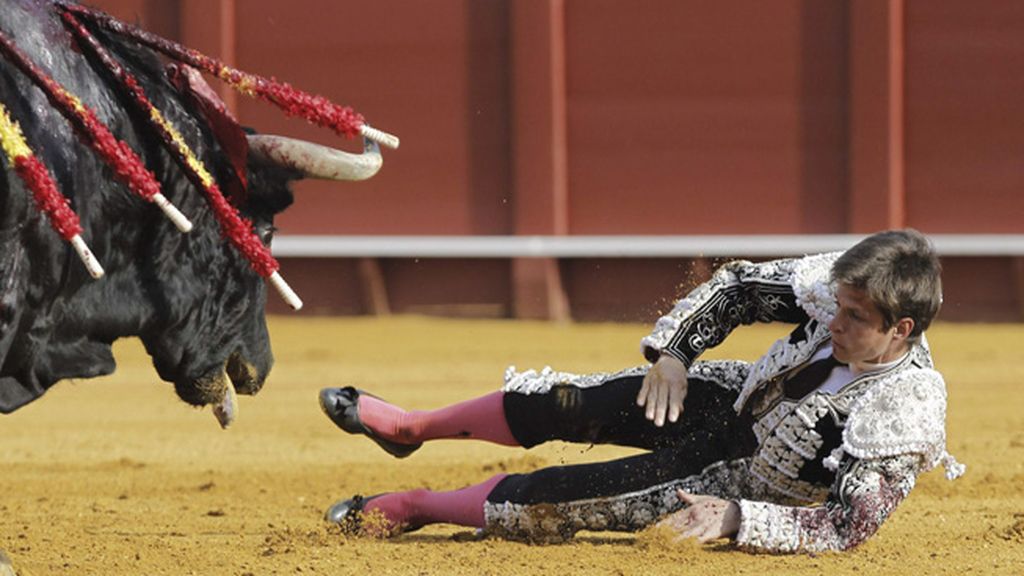 Fue cogido de lleno por su primer toro de la tarde