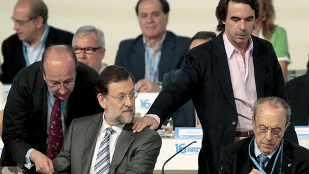 Foto de archivo tomada en junio de 2008 en Valencia, durante el XVI Congreso Nacional del PP. El efusivo abrazo que ayer se "propinaron" Mariano Rajoy y José María Aznar en Sevilla estaba pendiente desde ese congreso. Foto: EFE