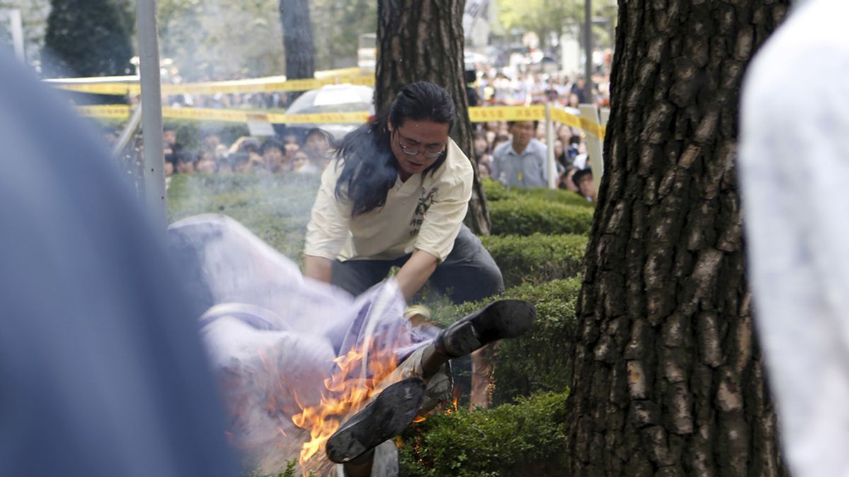 Un anciano surcoreano se prende fuego frente a la Embajada de Japón
