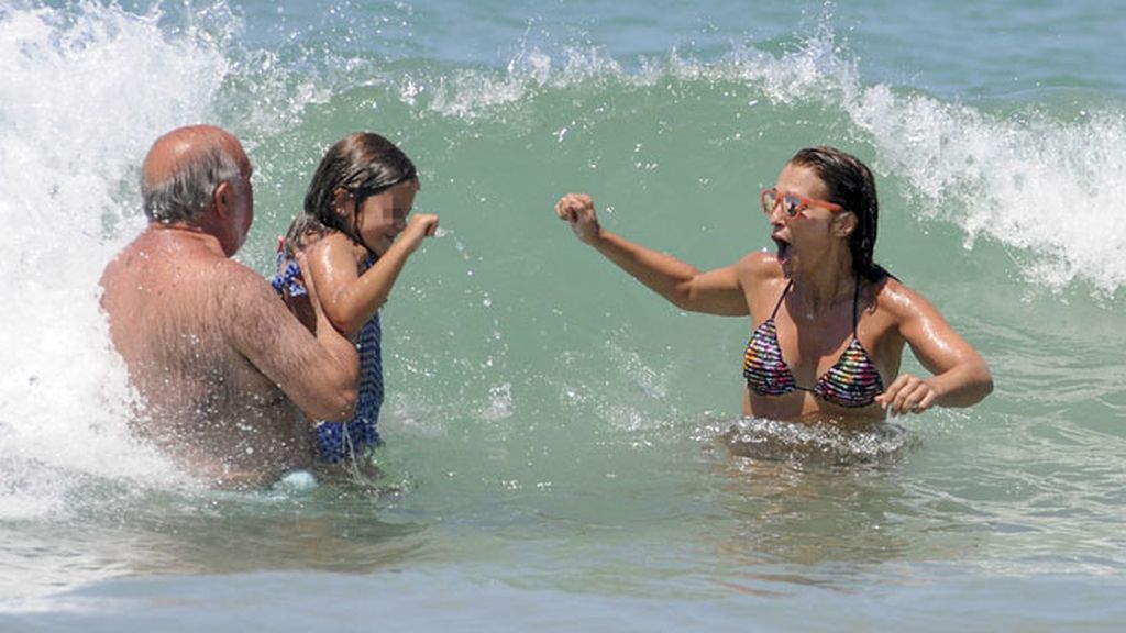 Paula Echevarría y Daniella, de vacaciones en Cádiz con los abuelos maternos