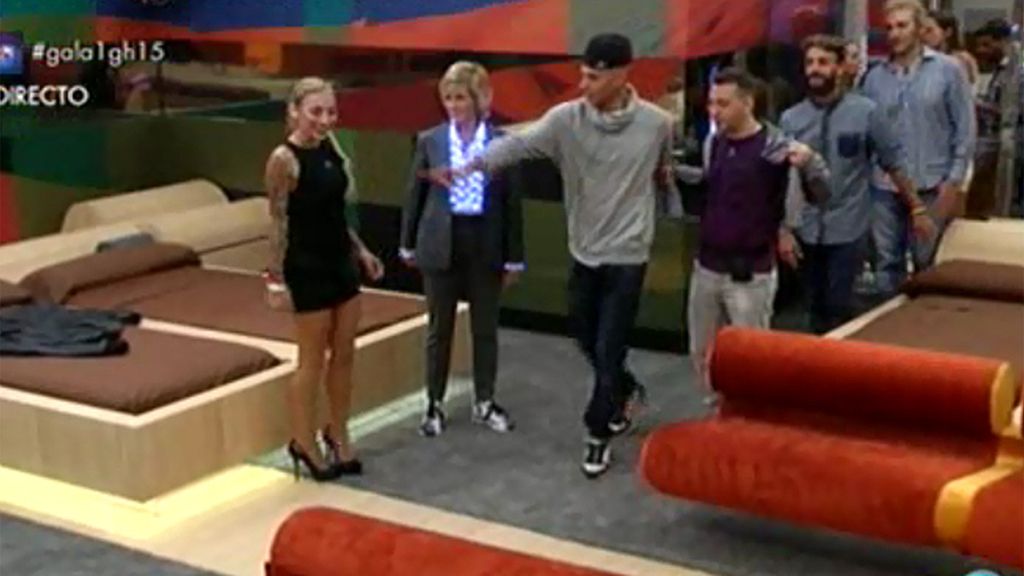 Mercedes entra acompañada de la gallina Falacia