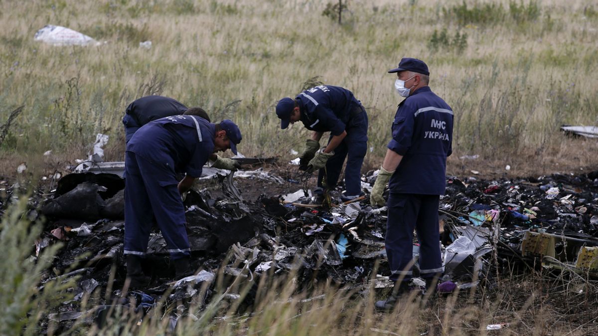 Miembros de Emergencias de Ucrania trabajan cerca del lugar del suceso del vuelo MH17
