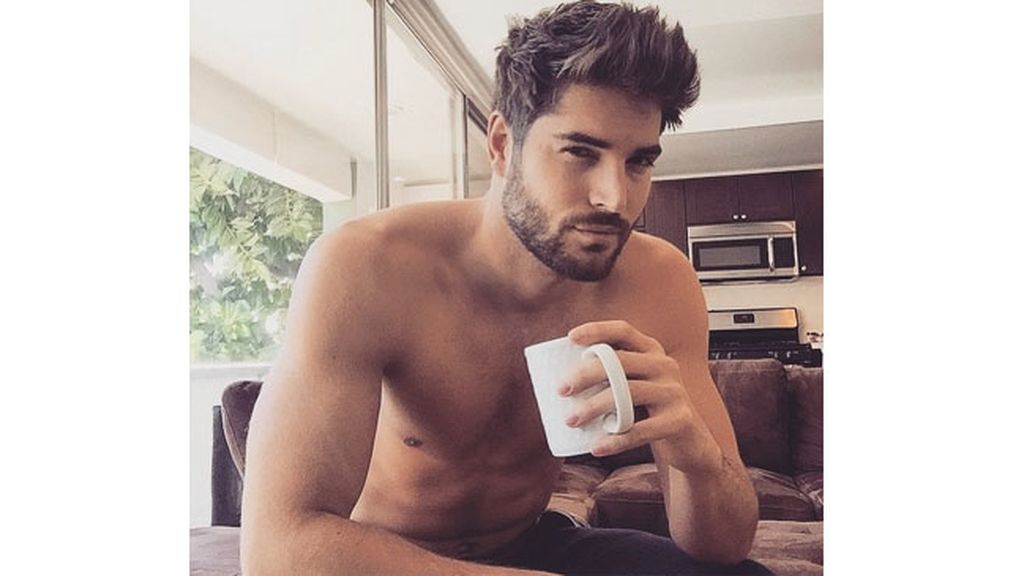 La cuenta @menandcoffee recoge fotos de chicos guapos con cafés