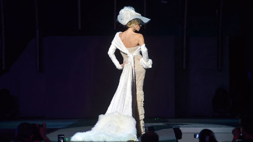 Bibiana Fernández desfiló con un original vestido de novia