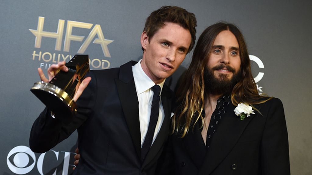 Jared Leto junto a Eddie Redmayne, ganador de una de las estatuillas